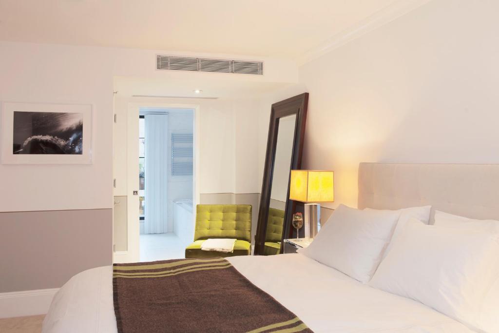 Cama ou camas em um quarto em The Broome