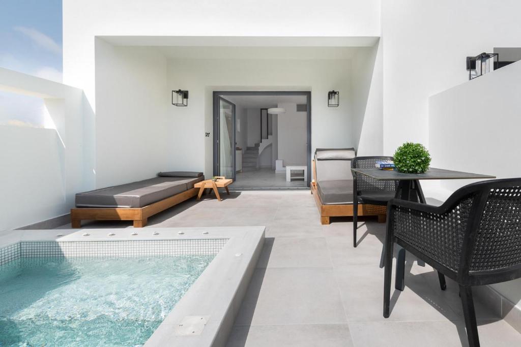 Bazén v ubytování Karat Suites nebo v jeho okolí