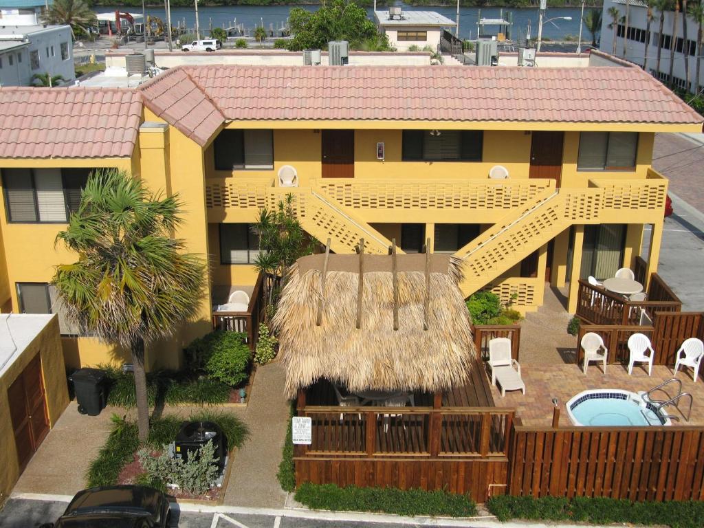 um edifício amarelo com um pátio e uma piscina em Hollywood Sands Resort, a VRI resort em Hollywood