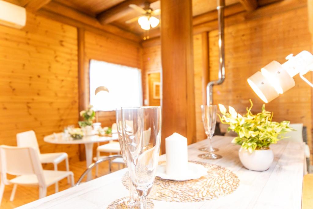 Posezení v ubytování Awaji Seaside Log House