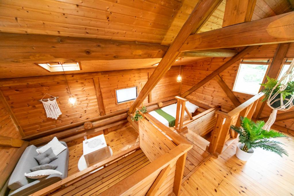 Posezení v ubytování Awaji Seaside Log House