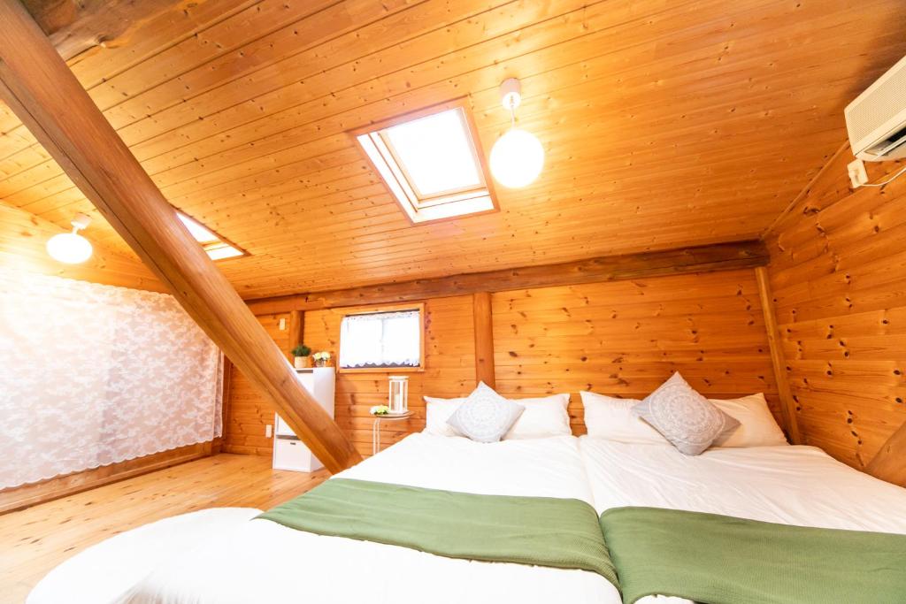 Postel nebo postele na pokoji v ubytování Awaji Seaside Log House