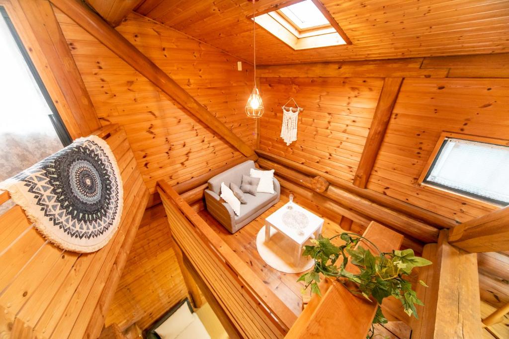 Posezení v ubytování Awaji Seaside Log House