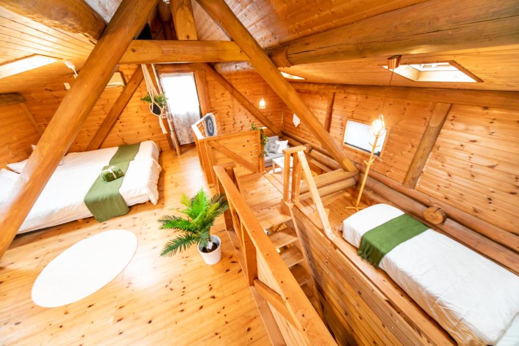 Postel nebo postele na pokoji v ubytování Awaji Seaside Log House
