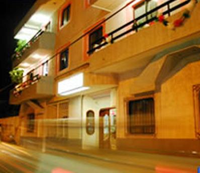 uma imagem desfocada de um edifício e de uma rua em Hotel Isabel I em Oaxaca de Juárez