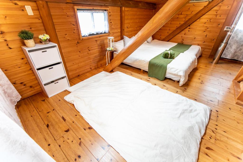 Postel nebo postele na pokoji v ubytování Awaji Seaside Log House