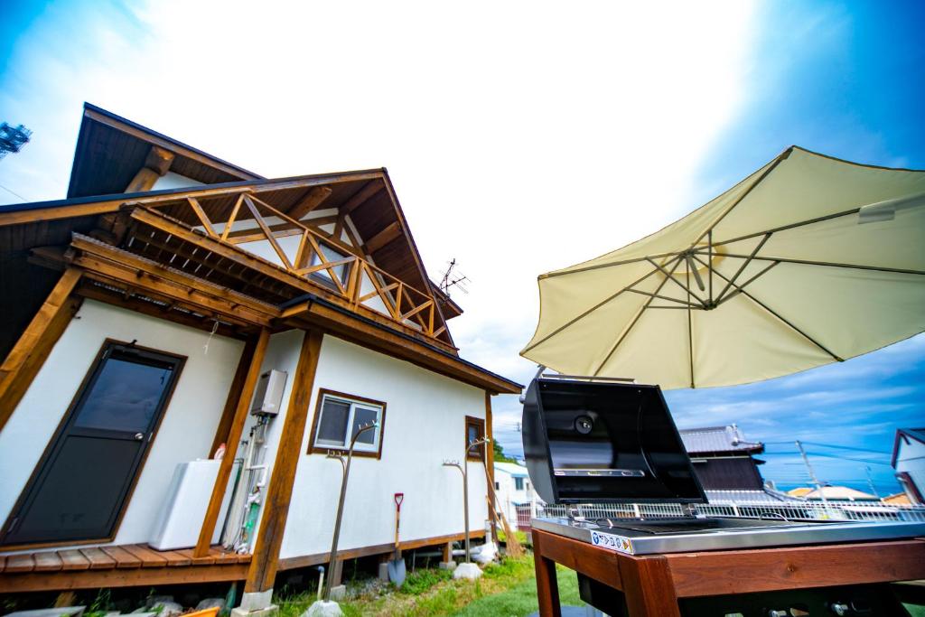 TV a/nebo společenská místnost v ubytování Awaji Seaside Log House