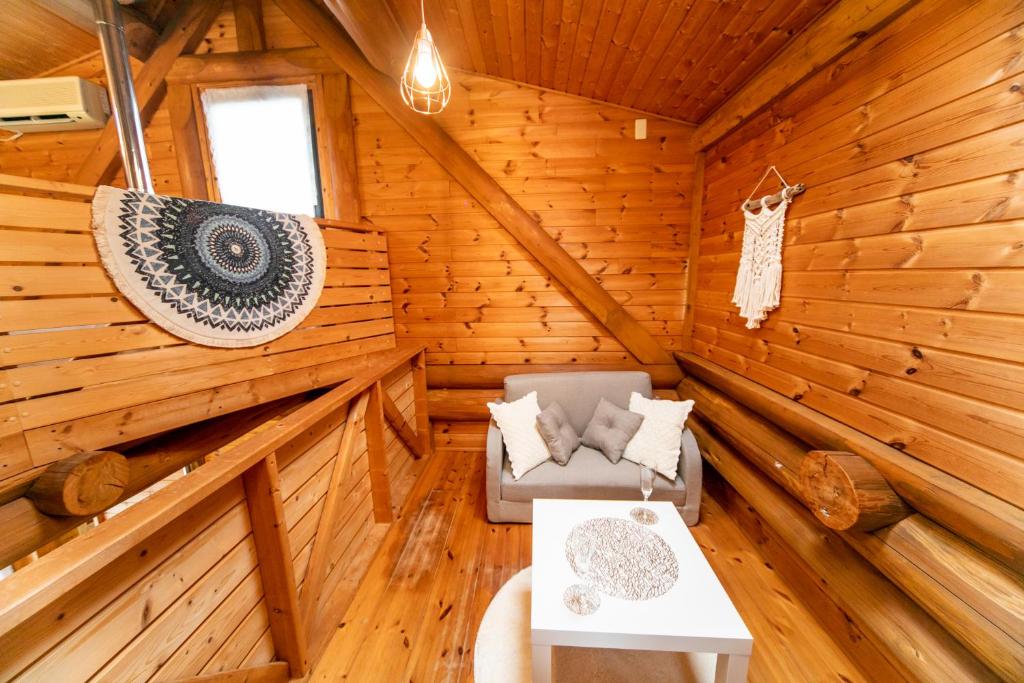 Posezení v ubytování Awaji Seaside Log House