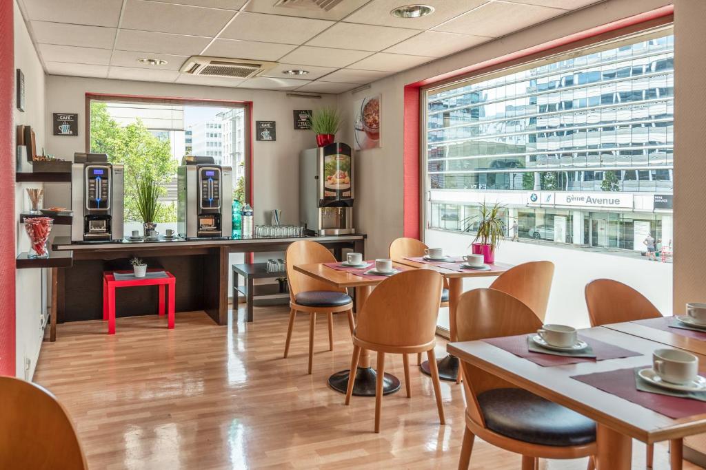 Příslušenství pro přípravu čaje a kávy v ubytování Residhotel Lyon Part Dieu