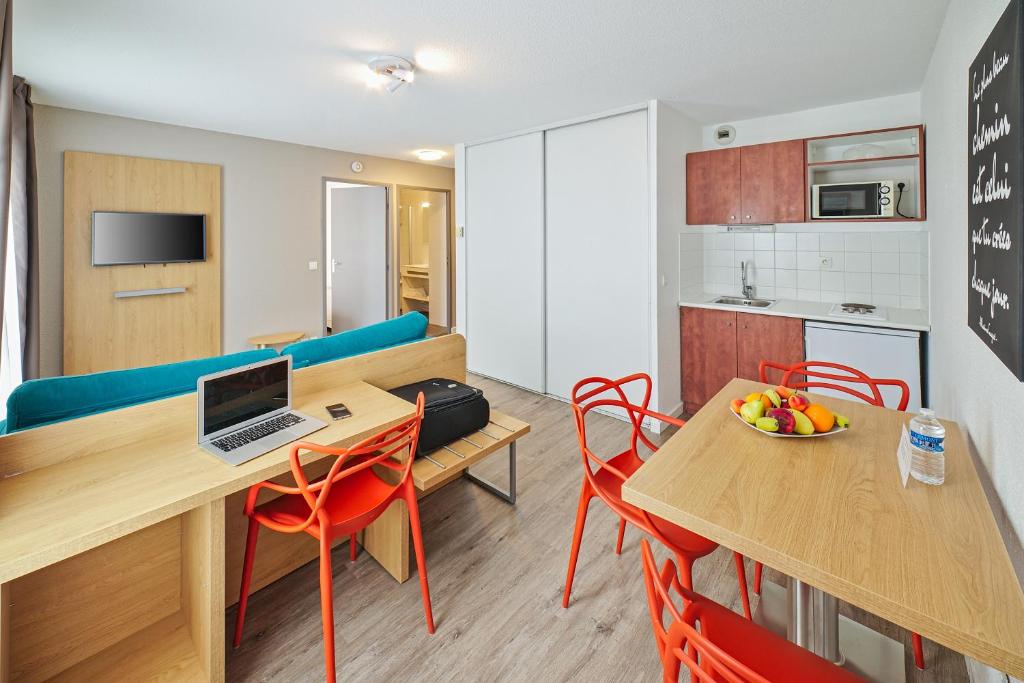 Kuchyň nebo kuchyňský kout v ubytování Residhotel Lyon Part Dieu