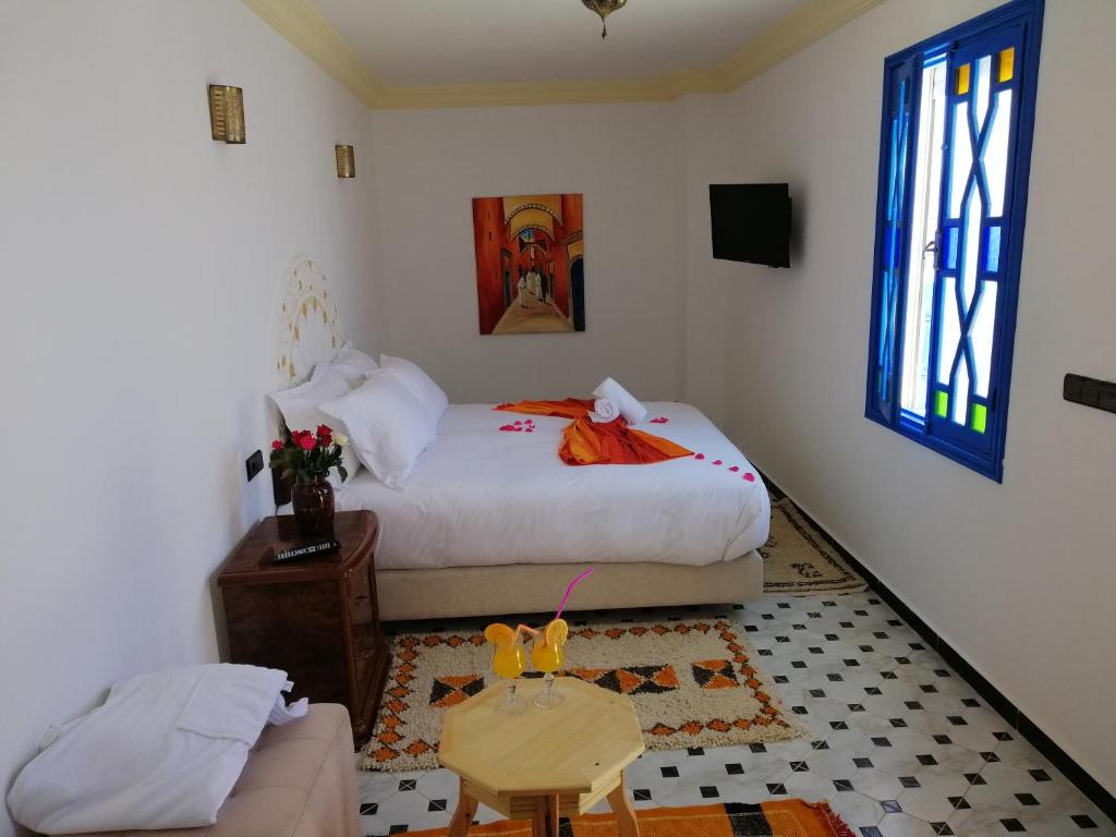 Postel nebo postele na pokoji v ubytování Riad Zawia