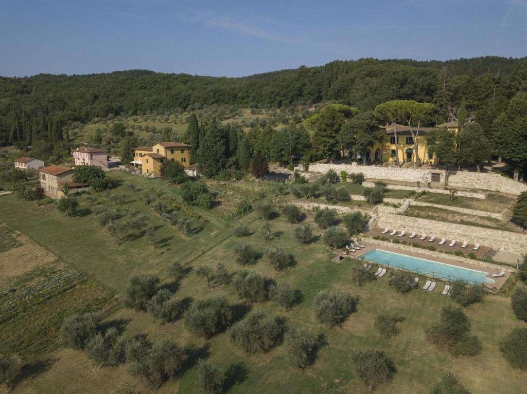 una vista aérea de una finca con piscina en I Casali del Trebbiolo, en Molino del Piano