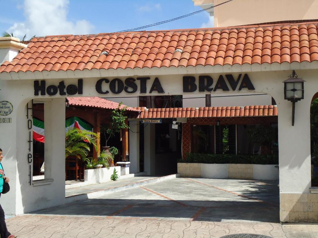 un cartello hotel casa Branca sul lato di un edificio di Hotel Cozumel Costa Brava a Cozumel