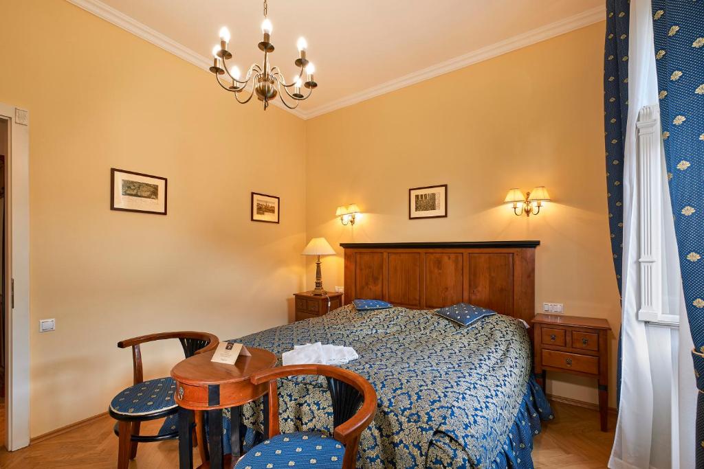 Una cama o camas en una habitación de Salvator Hotel
