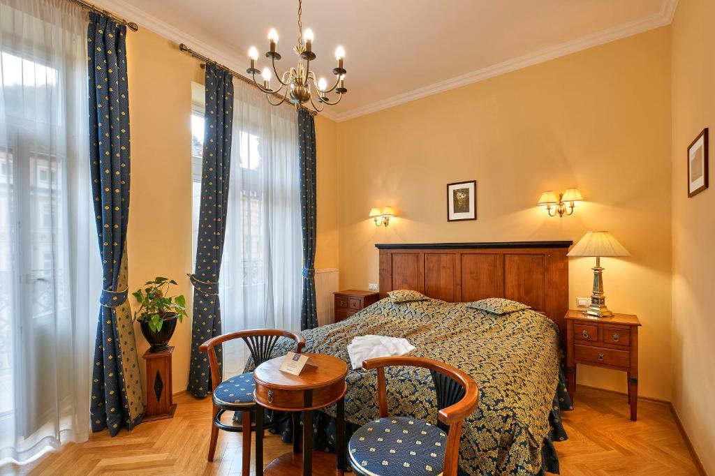 Una cama o camas en una habitación de Salvator Hotel