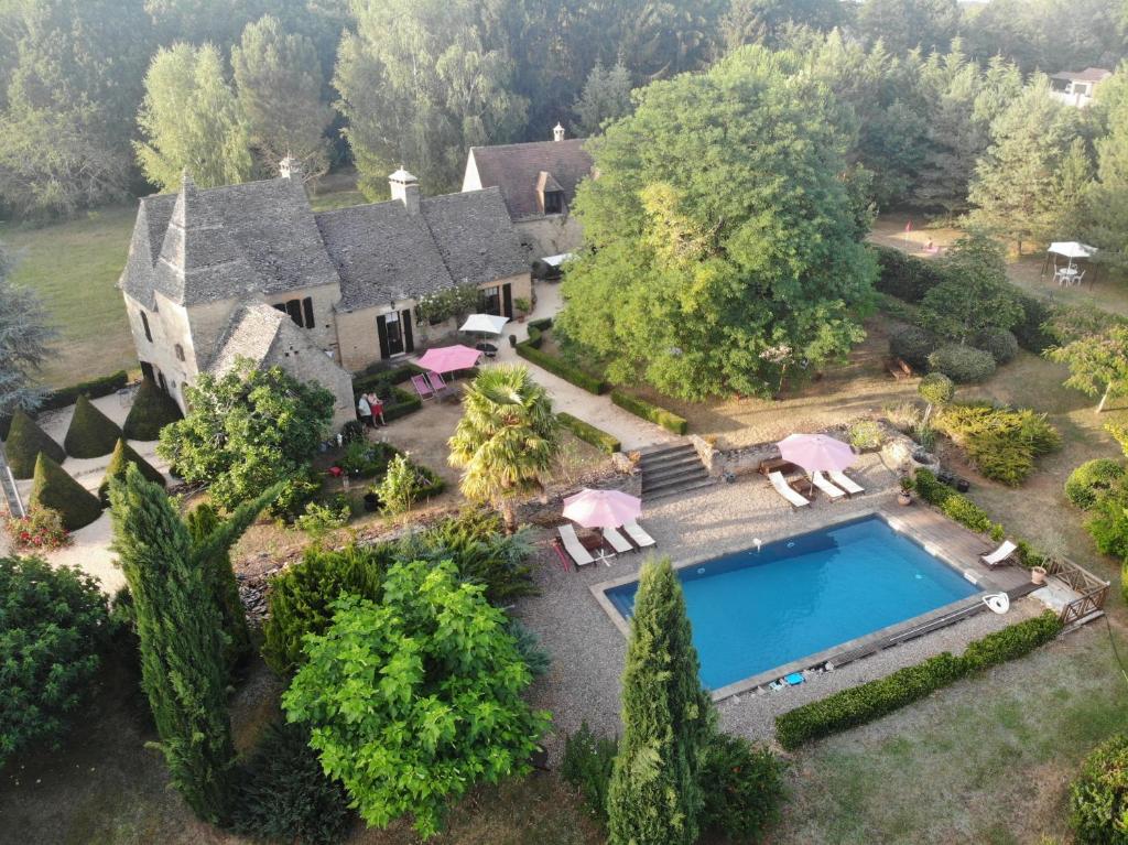 an aerial view of a house with a swimming pool at manoir du Rieu in Saint-Geniès