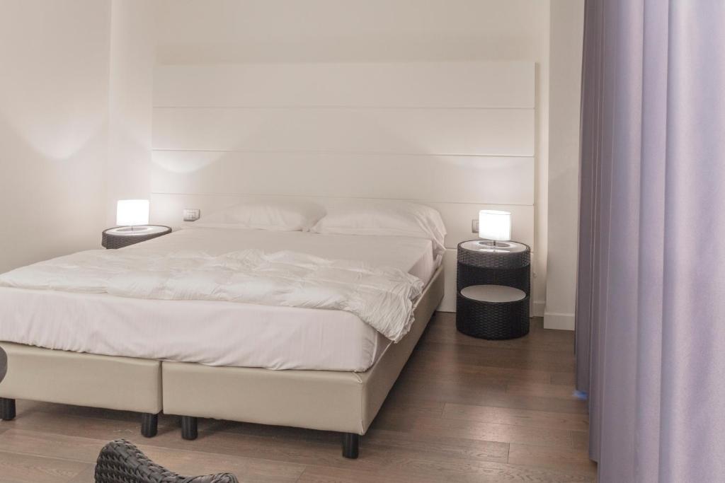 Postel nebo postele na pokoji v ubytování Tag Hotel