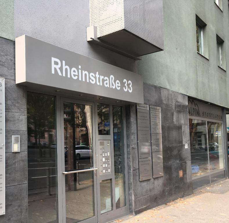 un edificio con un cartel en el costado en Rheinstraße 33, en Mainz