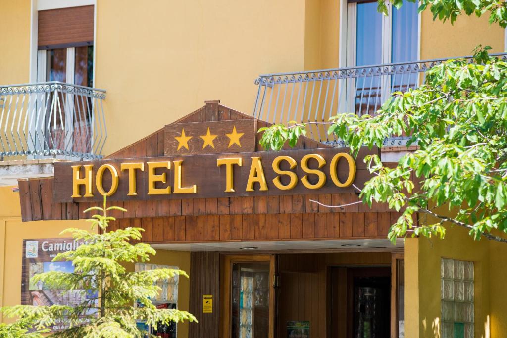 un cartel de hotel takso en la parte superior de un edificio en Hotel Tasso en Camigliatello Silano