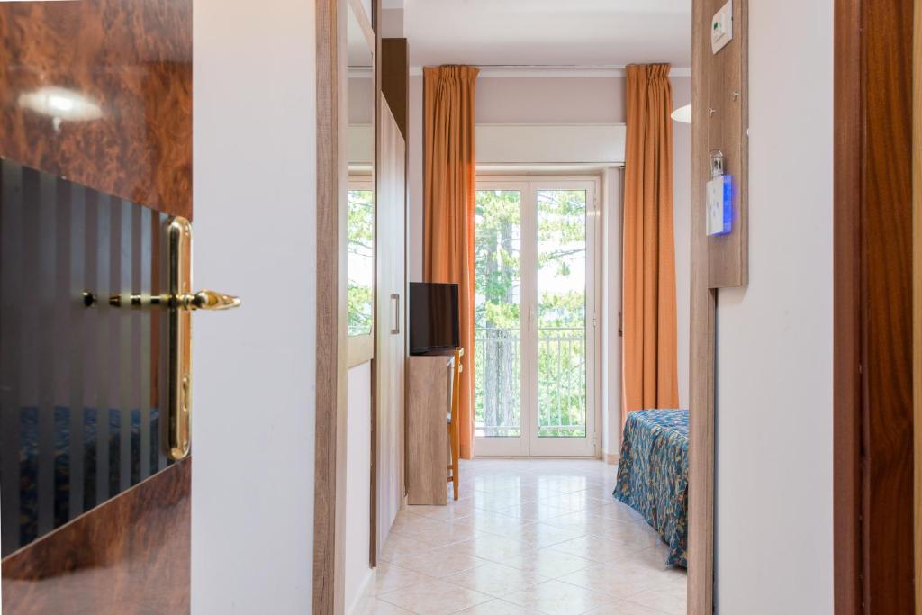 TV a/nebo společenská místnost v ubytování Hotel Tasso