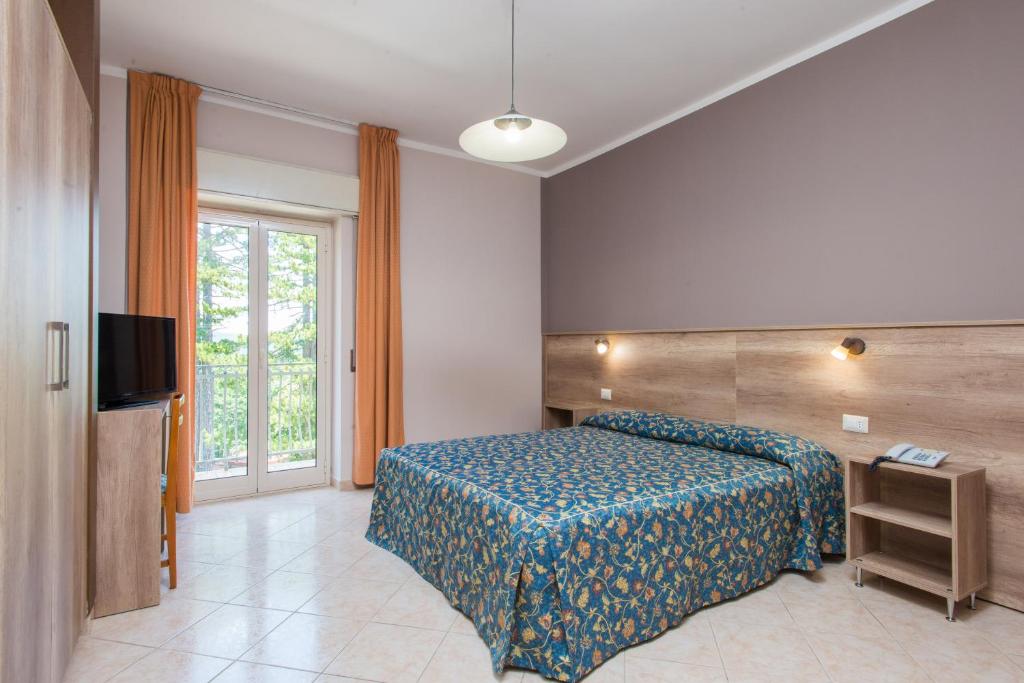 Postel nebo postele na pokoji v ubytování Hotel Tasso