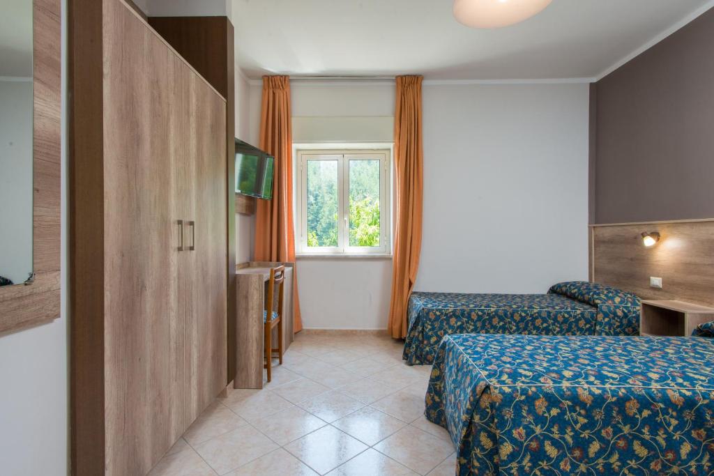 Postel nebo postele na pokoji v ubytování Hotel Tasso