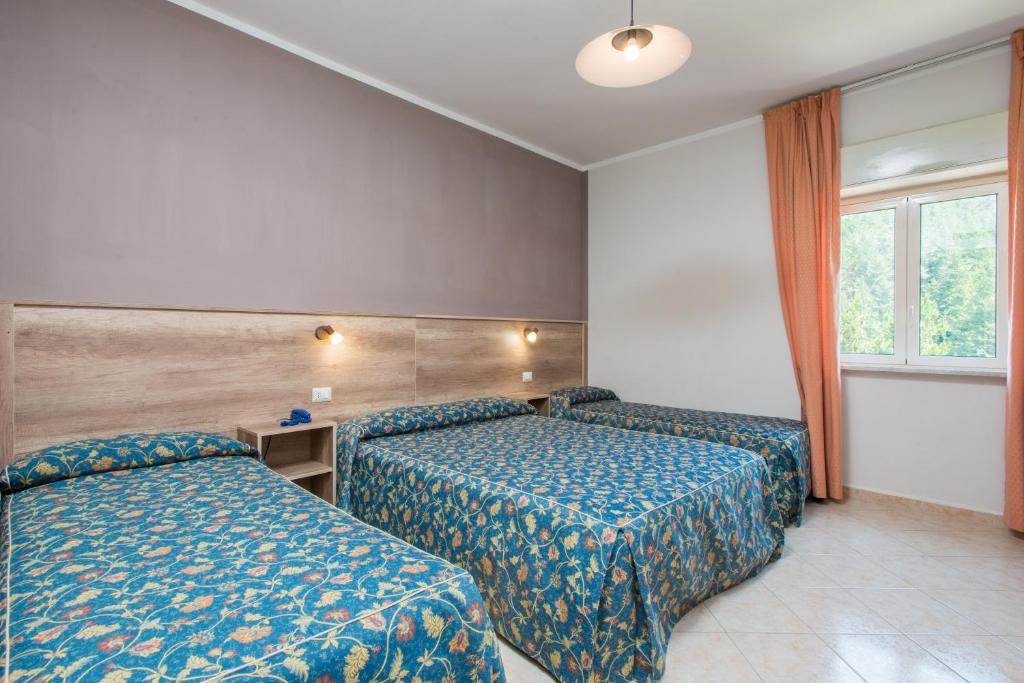Postel nebo postele na pokoji v ubytování Hotel Tasso