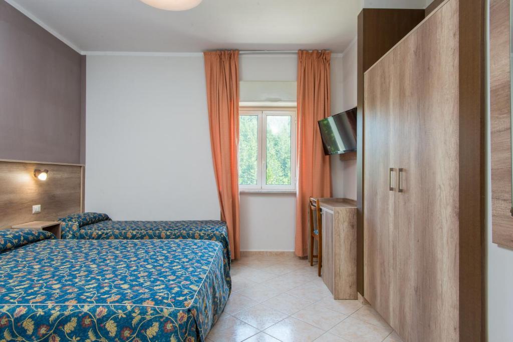 TV a/nebo společenská místnost v ubytování Hotel Tasso