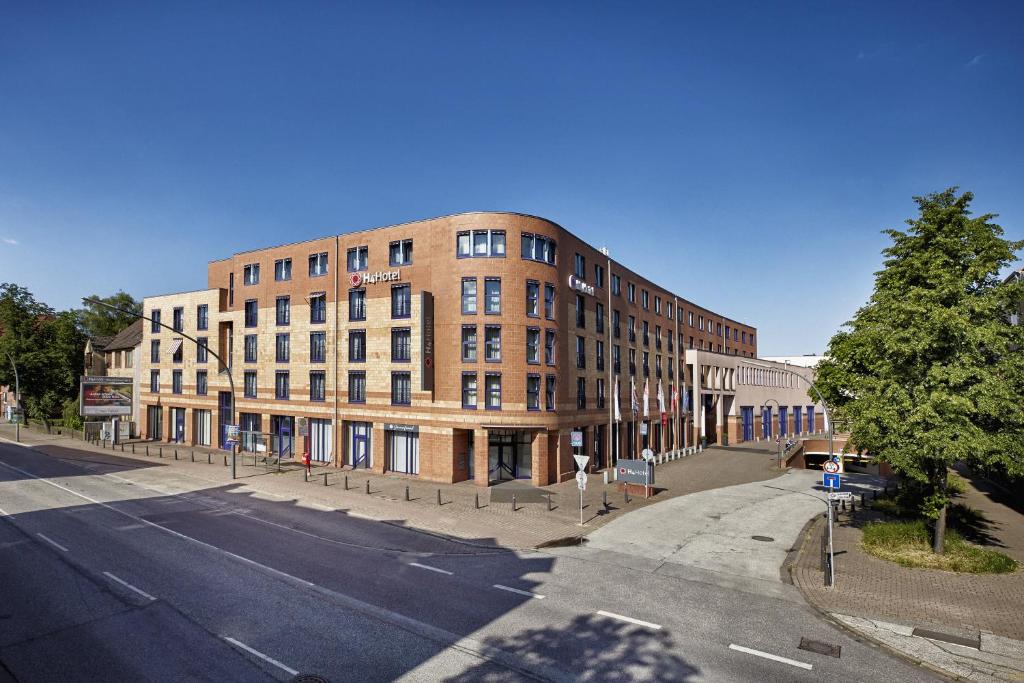 a large brick building on the corner of a street at H4 Hotel Hamburg Bergedorf in Hamburg