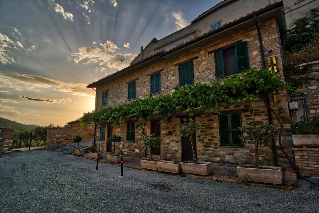 ein Backsteingebäude mit nebenstehenden Pflanzen in der Unterkunft Due Torri in San Severino Marche