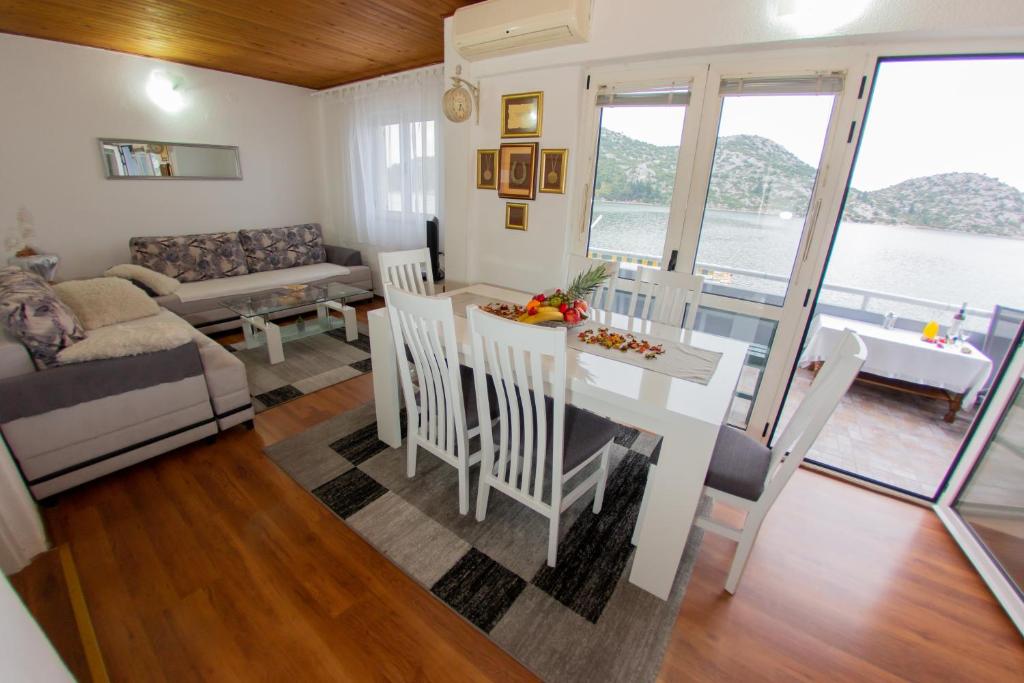 Posedenie v ubytovaní Apartmani Sunset Rogotin