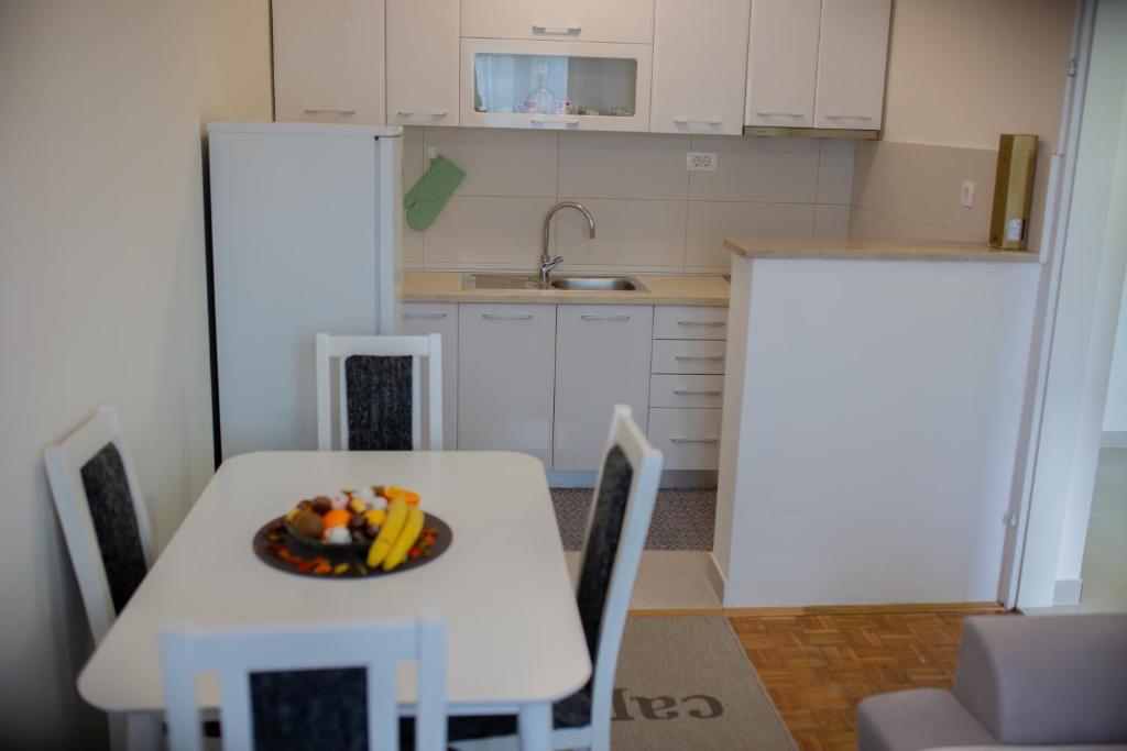 Kuchyňa alebo kuchynka v ubytovaní Apartmani Sunset Rogotin