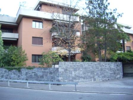 un banc assis devant un bâtiment en briques dans l'établissement Residenz degli Angioli, à Ascona