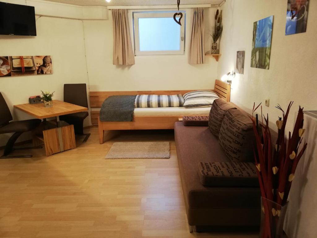 - un salon avec un canapé et un lit dans l'établissement Studio, à Tulfes