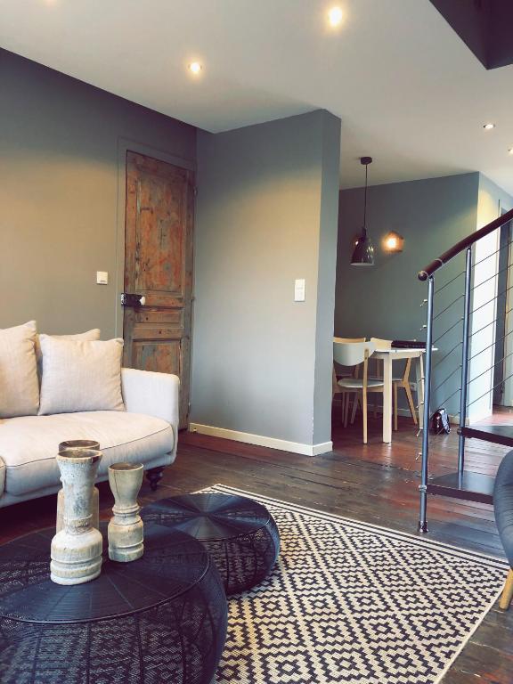 un salon avec un canapé et une table dans l'établissement Nuit en Ville Lille La Madeleine, à La Madeleine