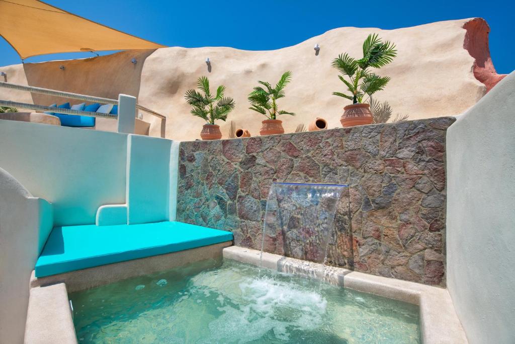 einen Pool mit einer Bank und einer Felswand in der Unterkunft Bonita Vista in Vóthon