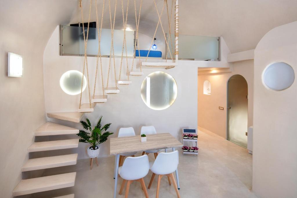 ein Esszimmer mit einem Holztisch und weißen Stühlen in der Unterkunft Bonita Vista in Vóthon