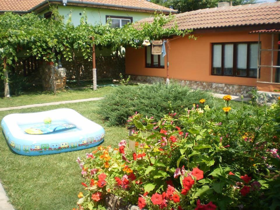 un jardín con un colchón sobre la hierba en Guest House Danny, en Shabla