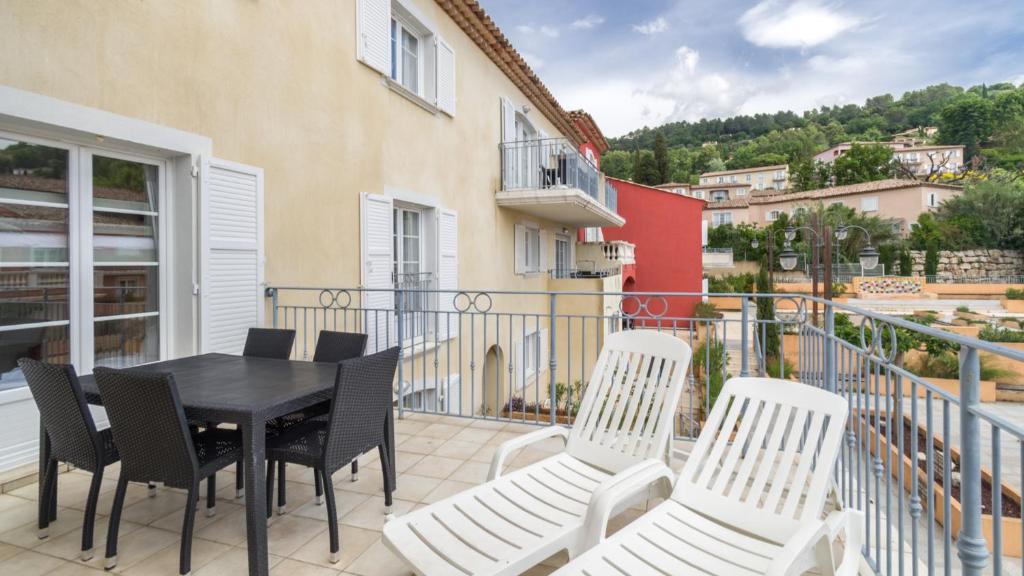 Vacancéole – Le Domaine de Camiole - Three-Bedroom Apartment With Balcony (8 Adults)