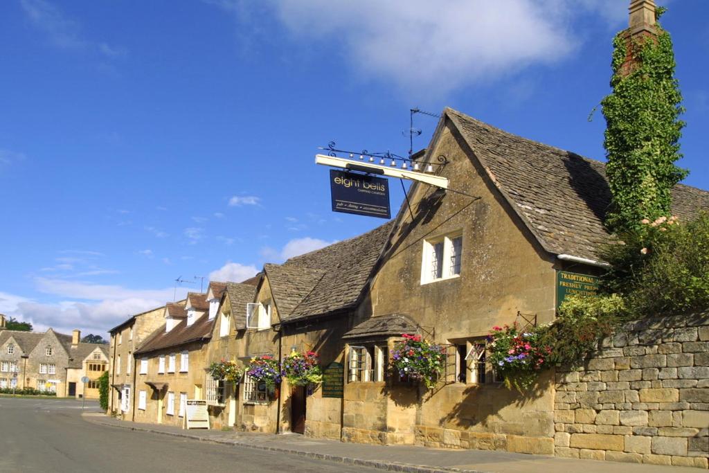 una fila de casas al lado de una calle en Eight Bells Inn, en Chipping Campden