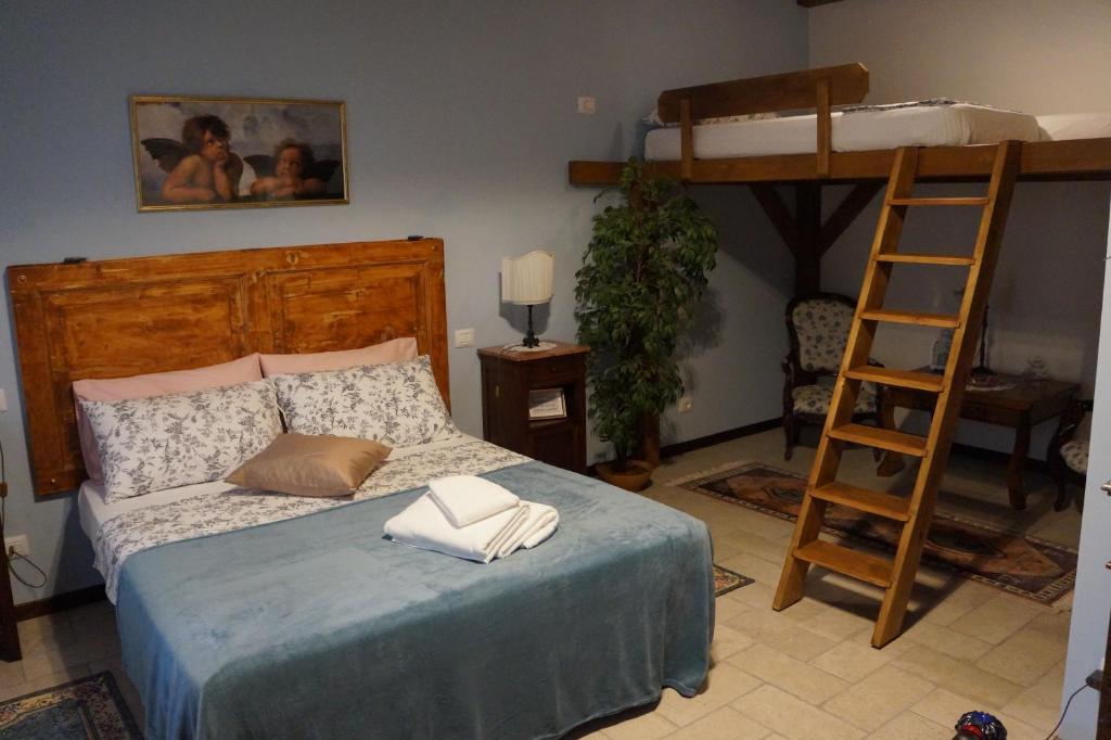 una camera con un letto, una scala e un letto a castello di LA BRIGATA APARTMENTS Suite Room a Cavallino-Treporti