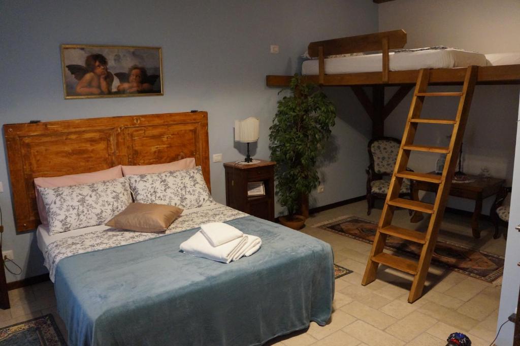 sypialnia z łóżkiem, drabiną i łóżkiem piętrowym w obiekcie LA BRIGATA APARTMENTS Suite Room w Cavallino-Treporti