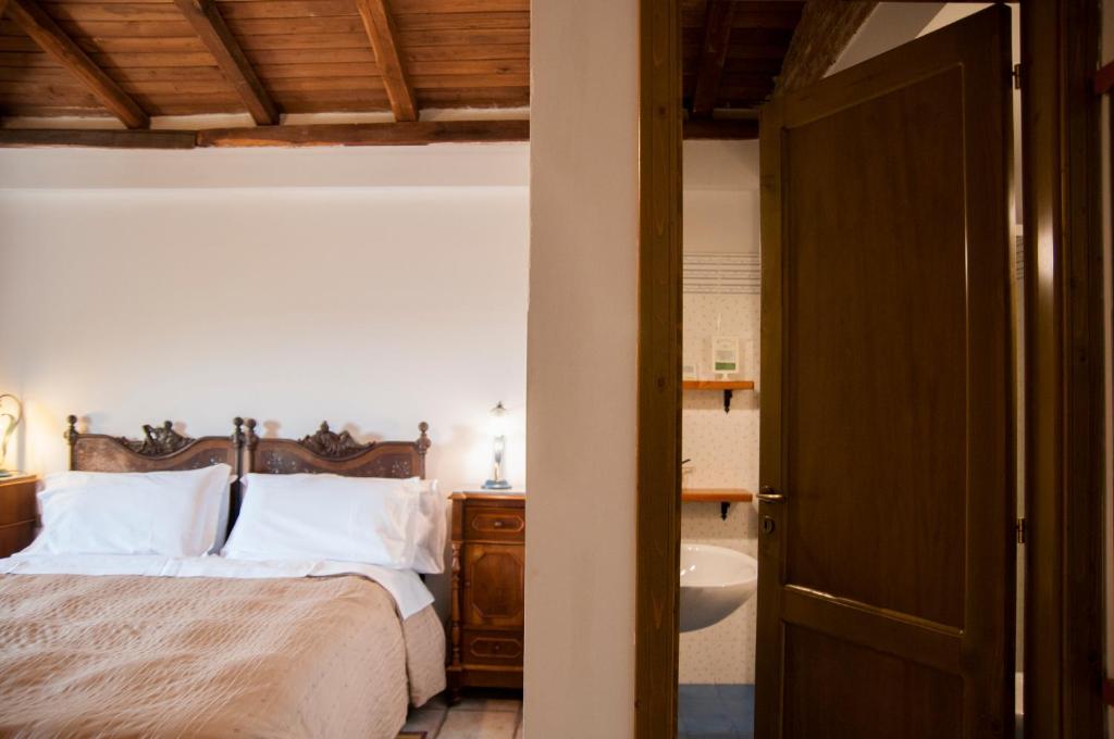 Postel nebo postele na pokoji v ubytování Antico Borgo Etneo Country Hotel
