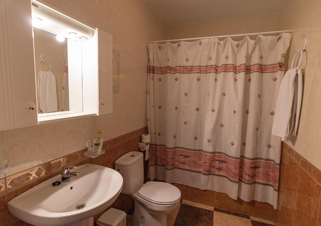 Un baño de Apartamentos Rurales Las Chimeneas
