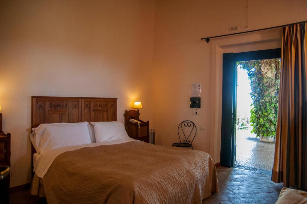 Postel nebo postele na pokoji v ubytování Antico Borgo Etneo Country Hotel