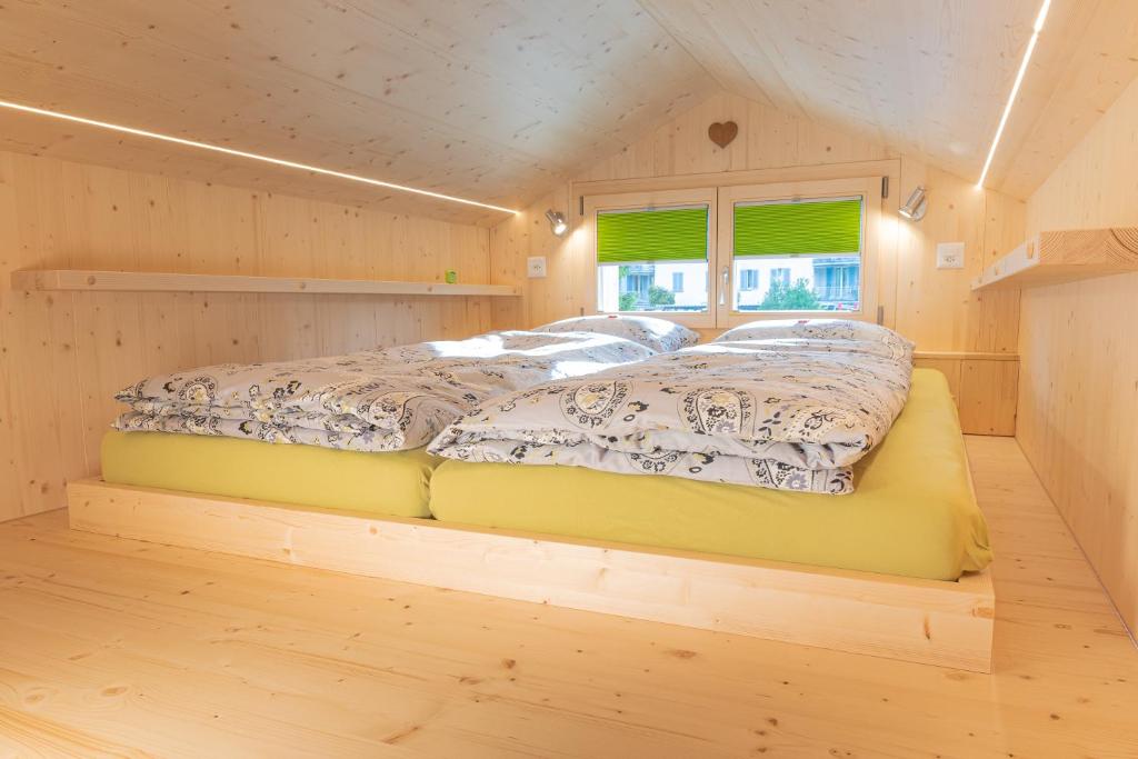 Postel nebo postele na pokoji v ubytování Fiechtehüsli (tiny house)