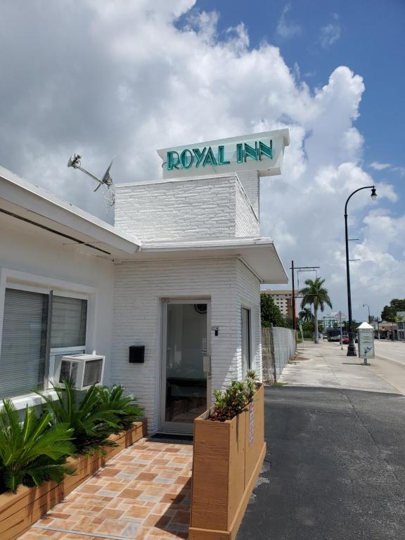 Un bâtiment avec un panneau d'auberge royale en haut dans l'établissement Royal Budget Inn, à Miami