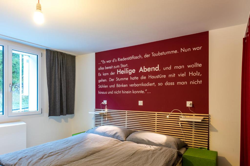 Postel nebo postele na pokoji v ubytování Legendär Zermatt