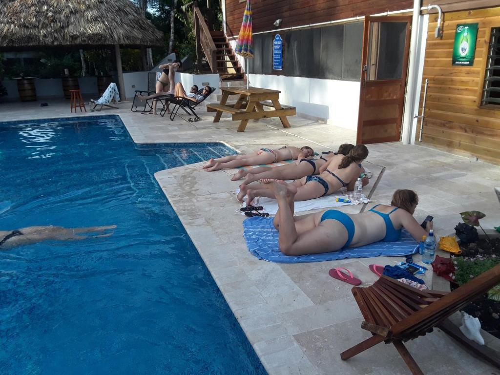 un grupo de mujeres tumbadas en esteras junto a una piscina en Hidden Haven en Unitedville