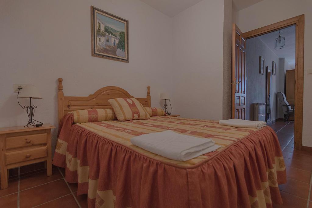 Cama o camas de una habitación en Apartamentos Rurales Las Chimeneas
